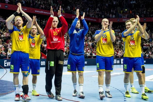180116 Sweden s Jim gottfridsson Mattias Zachrisson malvakt Mikael Appelgren Niclas E Luke N and Hampus Wanne thank the audience after the handball match between Croatia and Sweden during Handball CHAMPIONSHIPS on 16 January 2018 2018 in Split  Copyright: LUDVIGxTHUNMAN BB180116LT119