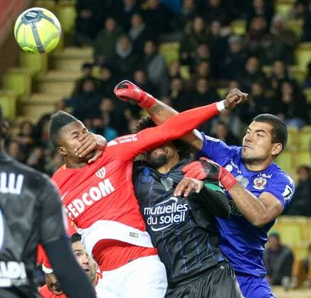 (180117) -- FONTVIEILLE, Jan. 17, 2018 -- Goalkeeper Walter Benitez (R) of Nice competes during the match between Monaco and Nice at the French Ligue 1 2017-2018 season 21st round in Fontvieille, Monaco on Jan. 16, 2018. Monaco tied Nice 2-2. ) (SP)MONACO-FONTVIEILLE-FOOTBALL-FRENCH LIGUE 1-MONACO VS NICE SergexHaouzi 