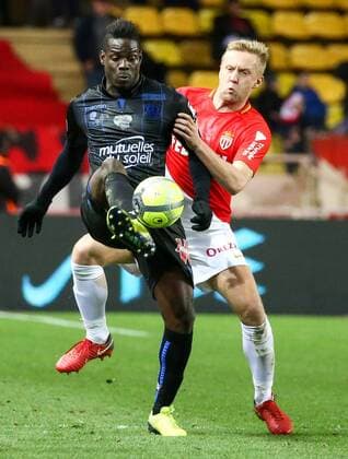(180117) -- FONTVIEILLE, Jan. 17, 2018 -- Kamil Glik (R) of Monaco competes with Mario Balotelli of Nice during the match between Monaco and Nice at the French Ligue 1 2017-2018 season 21st round in Fontvieille, Monaco on Jan. 16, 2018. Monaco tied Nice 2-2. ) (SP)MONACO-FONTVIEILLE-FOOTBALL-FRENCH LIGUE 1-MONACO VS NICE SergexHaouzi 