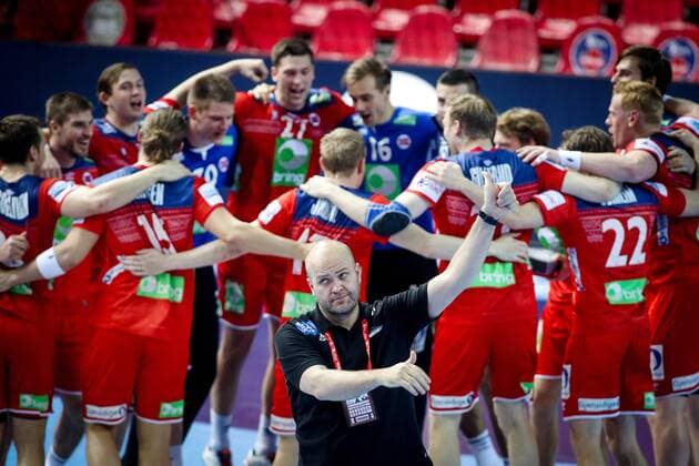 HANDBALL - EHF EURO 2018, NOR vs AUT POREC,CROATIA,16.JAN.18 - HANDBALL - EHF European Championship EM Europameisterschaft group stage, Norway vs Austria. Image shows head coach Patrekur Johannesson (AUT) and the rejoicing of Norway. GEPAxpictures xMaticxKlansek