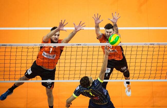 Berlin Germany 17 01 2018 Barthélemy Chinenyeze Toulouse 1 against the block from Aleksandar Okolic BR volleys 1 and Steven Marshall BR volleys 2 playing the CEV volleyball Champions League group A between the Berlin recycling volleys and spacer s Toulouse VB