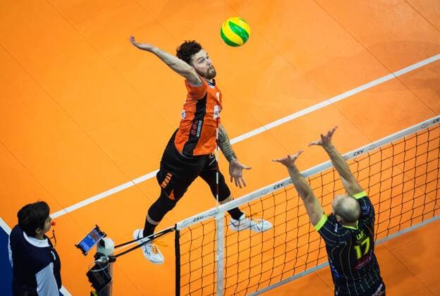 Berlin Germany 17 01 2018 Steven Marshall BR volleys 2 against the block from Diogenes Zagonel Toulouse 17 playing the CEV volleyball Champions League group A between the Berlin recycling volleys and spacer s Toulouse VB