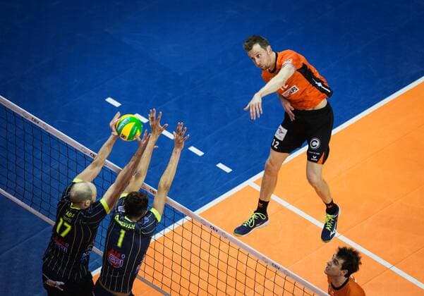 Berlin Germany 17 01 2018 Paul Carroll BR volleys 12 against the block from Diogenes Zagonel Toulouse 17 and Barthélemy Chinenyeze Toulouse 1 playing the CEV volleyball Champions League group A between the Berlin recycling volleys and spacer s Toulouse VB