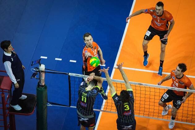Berlin Germany 17 01 2018 Paul Carroll BR volleys 12 against the block from Luka basic Toulouse 11 and Nicolas Burel Toulouse 3 playing the CEV volleyball Champions League group A between the Berlin recycling volleys and spacer s Toulouse VB