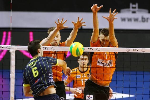Ryan Nickifor in the attack Paul Carroll Aleksandar Okolic sports volleyball CEV CL Champions League men s season 2017 2018 17 01 2018 BR volleys Berlin BRV vs spacers Toulouse