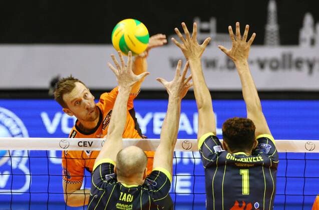 Paul Carroll in the attack of Diogenes Zagonel Barthelemy Chinenyeze sports volleyball CEV CL Champions League men s season 2017 2018 17 01 2018 BR volleys Berlin BRV vs spacers Toulouse