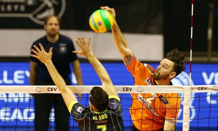 Steven Marshall in the attack of Miguel de Amo sports volleyball CEV CL Champions League men s season 2017 2018 17 01 2018 BR volleys Berlin BRV vs spacers Toulouse
