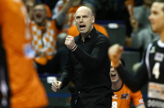 Coach Luke Reynolds firing jubilantly action upper body torso sport volleyball CEV CL Champions League men s season 2017 2018 17 01 2018 BR volleys Berlin BRV vs spacers Toulouse