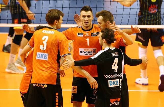 Robert Kromm Aleksandar Okolic Paul Carroll Luke Perry joy emotion jubilant Cheers to set profit sport volleyball CEV CL Champions League men s season 2017 2018 17 01 2018 BR volleys Berlin BRV vs spacers Toulouse