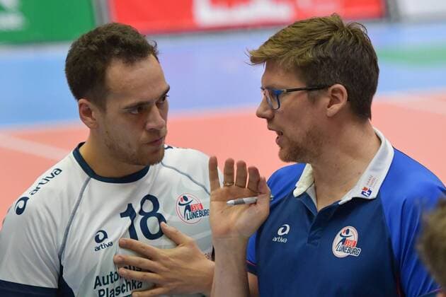 GER VBL SVG Lüneburg vs Bergische volleys Solingen 17 01 2018 Lüneburg GER VBL SVG Lüneburg vs Bergische volleys Solingen pictured coach Stefan Huebner Lüneburg speaks with Roy Ching lung 18 nordphoto xWitke nph00002