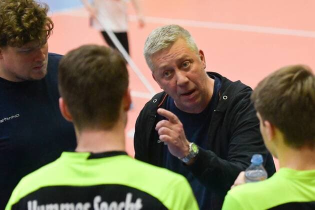 GER VBL SVG Lüneburg vs Bergische volleys Solingen 17 01 2018 Lüneburg GER VBL SVG Lüneburg vs Bergische volleys Solingen pictured coach Johann Isacsson Solingen speaks with his team nordphoto xWitke nph00002