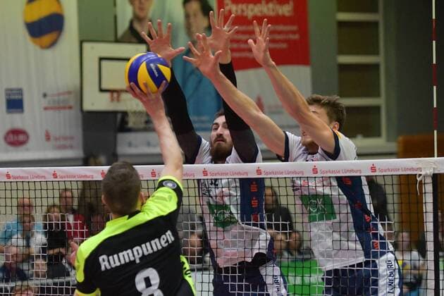 GER VBL SVG Lüneburg vs Bergische volleys Solingen 17 01 2018 Lüneburg GER VBL SVG Lüneburg vs Bergische volleys Solingen in the image Raymond Szeto Lüneburg 05 and Michel omoniyi Saheed Lüneburg 14 trying to prevail against OSSI Rumpunen Solingen 08 nordphoto xWitke nph00002