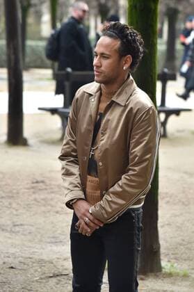 Neymar - Defile Homme Printemps-Ete 2018 Louis Vuitton dans le Domaine du Palais Royal a Paris CELEBRITES : Arrivees au Defile Homme Printemps-Ete 2018 Louis Vuitton - Paris - 18 01 2018 LionelUrman Panoramic 