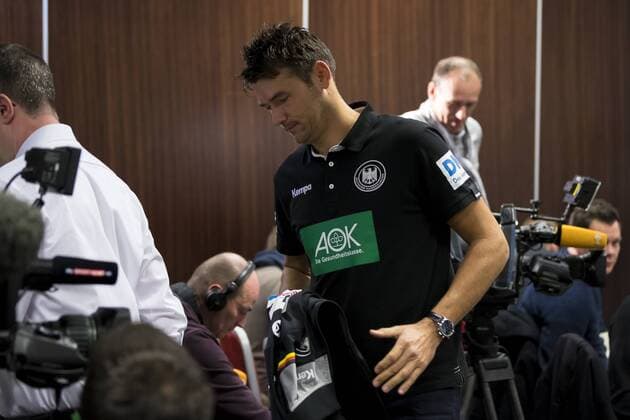Coach Christian Prokop takes his jacket and leaves the press conference media appointment of the German national team round handball EHF euro 2018 20 01 18 Varazdin-Varazdin Croatia Varazdin arena Copyright: xAgentur54Gradx xFelixxKoenigx