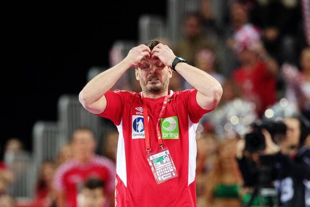 180120 Norway s national coach Christian Berge moping around in handball game between Croatia and Norway during Handball CHAMPIONSHIPS on January 20, 2018 2018 in Zagreb  Copyright: LUDVIGxTHUNMAN BB180120LT115
