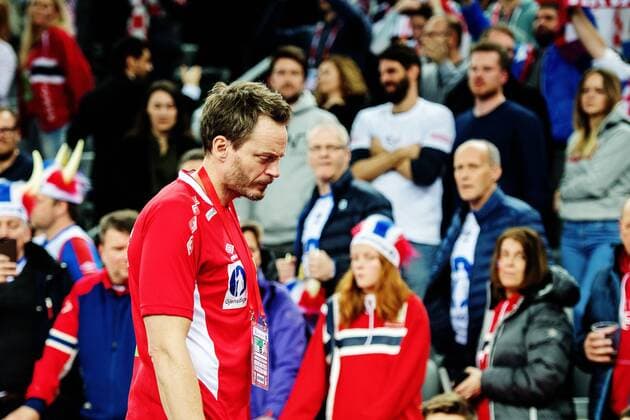180120 Norway s national coach Christian Berge moping around after the handball match between Croatia and Norway during Handball CHAMPIONSHIPS on January 20, 2018 2018 in Zagreb  Copyright: LUDVIGxTHUNMAN BB180120LT169