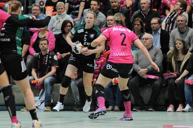 Kim Birch VfL Oldenburg 5 against Marlene Zapf Metzingen chicks 2 chicks Metzingen handball League match 20 01 2018 photo TBaur EIBNER Metzingen Copyright: xEIBNER Tobias_Baurx EP_TBR