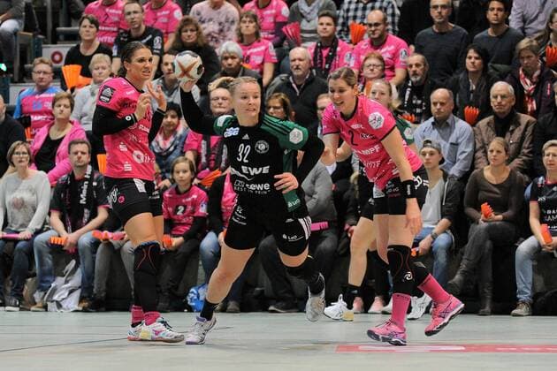 Ann Kristin roller VfL Oldenburg 32 against Julia Behnke chicks Metzingen 93 and Marlene Zapf Metzingen chicks 2 chicks Metzingen handball League match 20 01 2018 photo TBaur EIBNER Metzingen Copyright: xEIBNER Tobias_Baurx EP_TBR
