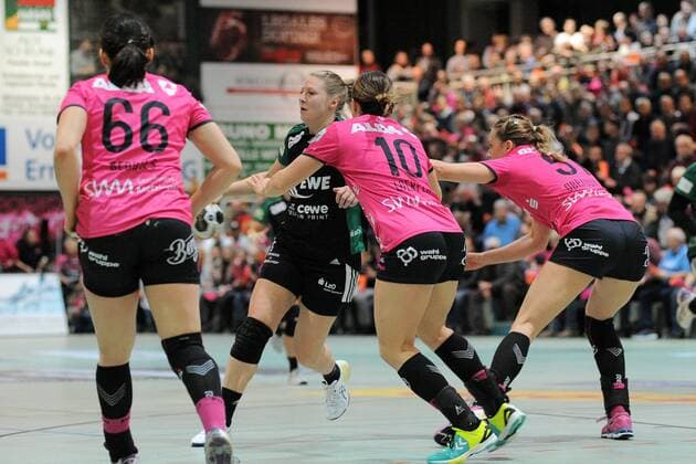 Kim Birch VfL Oldenburg 5 against Marija Obradovic chicks Metzingen 51 and Anna Loerper chicks Metzingen 10 babes Metzingen handball League match 20 01 2018 photo TBaur EIBNER Metzingen Copyright: xEIBNER Tobias_Baurx EP_TBR