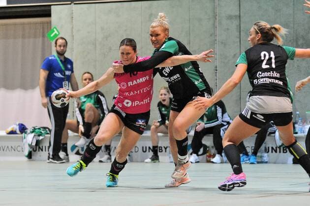 Anna Loerper chicks Metzingen 10 against Simone track Petersen VfL Oldenburg 10 babes Metzingen handball League match 20 01 2018 photo TBaur EIBNER Metzingen Copyright: xEIBNER Tobias_Baurx EP_TBR