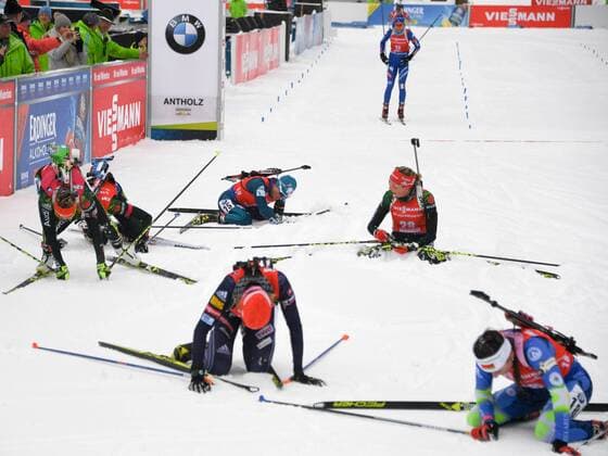Themen der Woche - SPORT Bilder des Tages - SPORT BIATHLON - IBU WC Antholz ANTHOLZ,ITALY,21.JAN.18 - BIATHLON - IBU World Cup Antholz, 12.5km mass start, ladies. Image shows the top athletes in the finish whith Lisa Vittozzi (ITA) arrinving there. GEPAxpictures xOliverxLerch