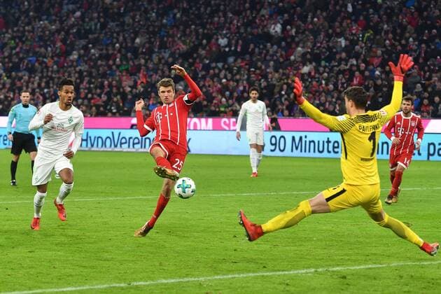 Thomas MUELLER (MÜLLER,Bayern Muenchen) schiesst sein 100.Tor zum 4-2, gegen Raphael WOLF,Torwart Werder Bremen,Aktion,Torschuss, Fussball 1. Bundesliga, 19.Spieltag,Spieltag19, FC Bayern Muenchen (M)-SV Werder Bremen (HB), am 21.01.2018 in Muenchen Deutschland, A L L I A N Z A R E N A. *** Thomas Madden Madden Bayern Munich shoots his 100 goal in the 4 2 against Raphael WOLF goalkeeper Werder Bremen action scoring football 1 Bundesliga 19 game day Spieltag19 FC Bayern München M SV Werder Bremen HB on 21 01 2018 in Munich Germany A L L I A N Z A R E N A