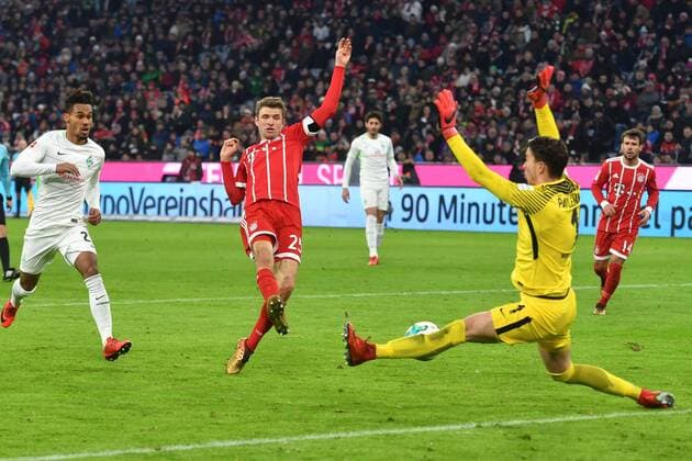 Thomas MUELLER (MÜLLER,Bayern Muenchen) schiesst sein 100.Tor zum 4-2, gegen Raphael WOLF,Torwart Werder Bremen,Aktion,Torschuss, Fussball 1. Bundesliga, 19.Spieltag,Spieltag19, FC Bayern Muenchen (M)-SV Werder Bremen (HB), am 21.01.2018 in Muenchen Deutschland, A L L I A N Z A R E N A. *** Thomas Madden Madden Bayern Munich shoots his 100 goal in the 4 2 against Raphael WOLF goalkeeper Werder Bremen action scoring football 1 Bundesliga 19 game day Spieltag19 FC Bayern München M SV Werder Bremen HB on 21 01 2018 in Munich Germany A L L I A N Z A R E N A