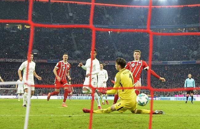 21.01.2018, Fussball 1.Liga 2017 2018, 19.Spieltag, FC Bayern München - SV Werder Bremen, in der Allianz-Arena München. re: Thomas Müller (FC Bayern München) Torschuss zum 4:2 gegen Torwart Jiri Pavlenka (SV Werder Bremen). *** 21 01 2018 football 1 Liga 2017 2018-19 game day FC Bayern München SV Werder Bremen at the Allianz Arena Munich re Thomas Müller FC Bayern Munich scoring 4 2 against goalie Jiri Pavlenka SV Werder Bremen