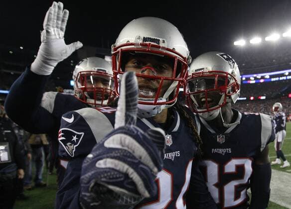 Bilder des Tages - SPORT New England Patriots cornerback Stephon Gilmore (C) and Devin McCourty (R) celebrate 24-20 win over the Jacksonville Jaguars in the AFC Championship game at Gillette Stadium in Foxborough, Massachusetts on January 21, 2018.  BOS20180121540 MATTHEWxHEALEY