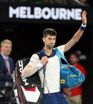 Bilder des Tages - SPORT (180122) -- MELBOURNE, Jan. 22, 2018 -- Novak Djokovic of Serbia left the court after the men s singles fourth round match against Chung Hyeon of South Korea at Australian Open 2018 in Melbourne, Australia, Jan. 22, 2018. Djokovic lost by 0-3. ) (SP)AUSTRALIA-MELBOURNE-TENNIS-AUSTRALIAN OPEN-DAY 8 LixPeng 