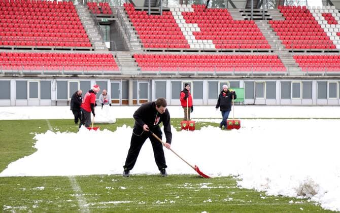 Themen der Woche - SPORT Bilder des Tages - SPORT Fußball, 3. Liga, Schneeräumen vor Rot-Weiß Erfurt - 1. FC Magdeburg GER, 3.Liga, FC Rot Weiss Erfurt - Schneeräumung Stadion 22.01.2018 , Erfurt, Steigerwaldstadion, Arena Erfurt, GER, 3.Liga, Saison 2017 2018, 22.Spieltag, FC Rot Weiss Erfurt vs 1.FC Magdeburg im Bild der RWE hat die Fans gebeten, bei der Schneeräumung im Stadion zu helfen, die freiwilligen Helfer kämpfen sich durch die Schneemassen und transportieren den Schnee mit Folien vom Platz *** GER 3 League FC Rot Weiss Erfurt snow removal Stadium 22 01 2018 Erfurt Steigerwaldstadion arena Erfurt GER 3 Liga season 2017 2018 22 game day FC Rot Weiss Erfurt vs 1 FC Magdeburg in the image of the RWE has fans asked to help the volunteers with the snow removal in the stadium fight en by the masses of snow and transporting the snow slides from the square