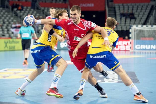 180122 Belarus Artsem Karalek and Sweden s Jesper Nielsen and Albin Lagergren in handball game between Sweden and Russia during Handball CHAMPIONSHIPS on 22 January 2018 2018 in Zagreb  Copyright: LUDVIGxTHUNMAN BB180122LT021