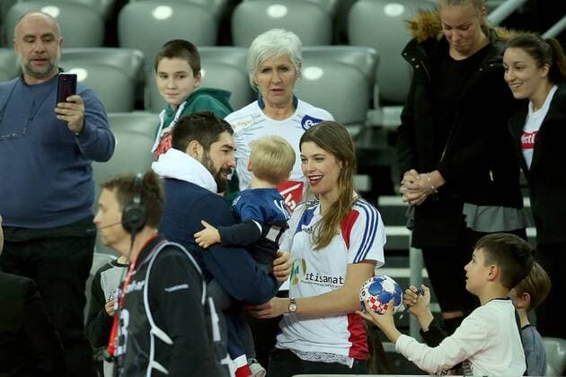 Bilder des Tages - SPORT European Handball Championship, Group I, 3rd round, Serbia - France 22.01.2018., Arena Zagreb, Zagreb, Croatia - 2018 European Men s Handball Championship, Group I, 3rd round, Serbia - France. Nikola Karabatic celebrated his victory with his mother Radmila Karabatic, partner Geraldine Pillet and son Alec who cheered him from the stands. GoranxStanzl PIXSELL
