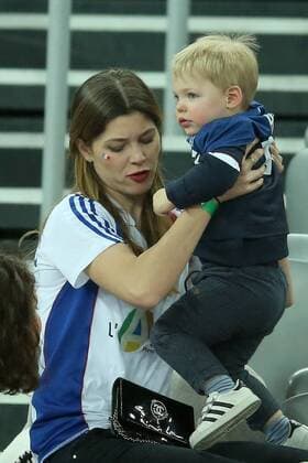 European Handball Championship, Group I, 3rd round, Serbia - France 22.01.2018., Arena Zagreb, Zagreb, Croatia - 2018 European Men s Handball Championship, Group I, 3rd round, Serbia - France. Nikola Karabatic celebrated his victory with his mother Radmila Karabatic, partner Geraldine Pillet and son Alec who cheered him from the stands. GoranxStanzl PIXSELL