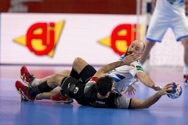 Vid Kavticnik Nr 7 Slovenia against Raul Entrerrios nr 9 Spain Slovenia Spain round handball EHF euro 2018 23 01 18 Varazdin-Varazdin Croatia Varazdin arena Copyright: xAgentur54Gradx xFelixxKoenigx