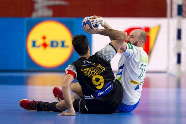 Vid Kavticnik Nr 7 Slovenia against Raul Entrerrios nr 9 Spain Slovenia Spain round handball EHF euro 2018 23 01 18 Varazdin-Varazdin Croatia Varazdin arena Copyright: xAgentur54Gradx xFelixxKoenigx