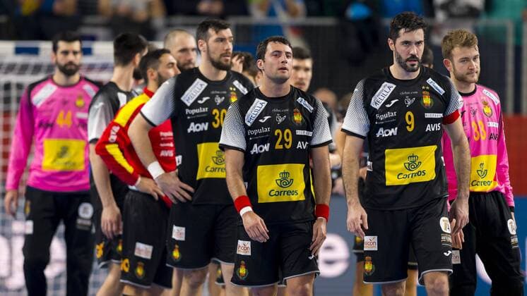 Gedeon Guardiola Nr 30 Spain Aitor Arino Nr 29 Spain and Raul Entrerrios nr 9 Spain and their team after the defeat of Slovenia Spain round handball EHF euro 2018 23 01 18 Varazdin-Varazdin Croatia Varazdin arena Copyright: xAgentur54Gradx xFelixxKoenigx