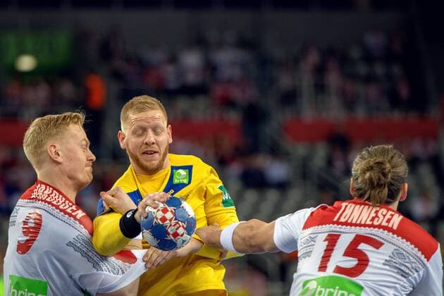 180124 Sweden s Jim gottfridsson and Norway s Henrik Jakobsen and Kent Robin Tonnesen during handball match between Sweden and Norway during Handball CHAMPIONSHIPS on January 24, 2018 2018 in Zagreb  Copyright: LUDVIGxTHUNMAN BB180124LT028
