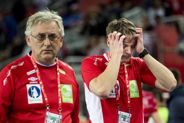 180124 Norway s national coach Christian Berge moping around in handball game between Sweden and Norway during Handball CHAMPIONSHIPS on January 24, 2018 2018 in Zagreb  Copyright: LUDVIGxTHUNMAN BB180124LT063