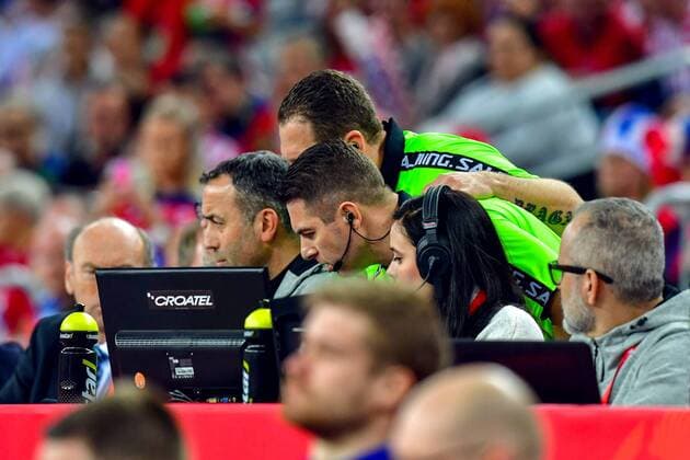 180124 the judges videogranska a situation where Sweden s Jim gottfridsson father red card for handball match between Sweden and Norway during Handball CHAMPIONSHIPS on January 24, 2018 2018 in Zagreb  Copyright: LUDVIGxTHUNMAN BB180124LT095