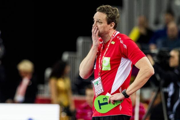 180124 Norway s national coach Christian Berge moping around in handball game between Sweden and Norway during Handball CHAMPIONSHIPS on January 24, 2018 2018 in Zagreb  Copyright: LUDVIGxTHUNMAN BB180124LT131