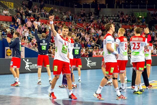 180124 Norway s Bjarte Myrhol thanking the crowd after the handball match between Sweden and Norway during Handball CHAMPIONSHIPS on January 24, 2018 2018 in Zagreb  Copyright: LUDVIGxTHUNMAN BB180124LT135