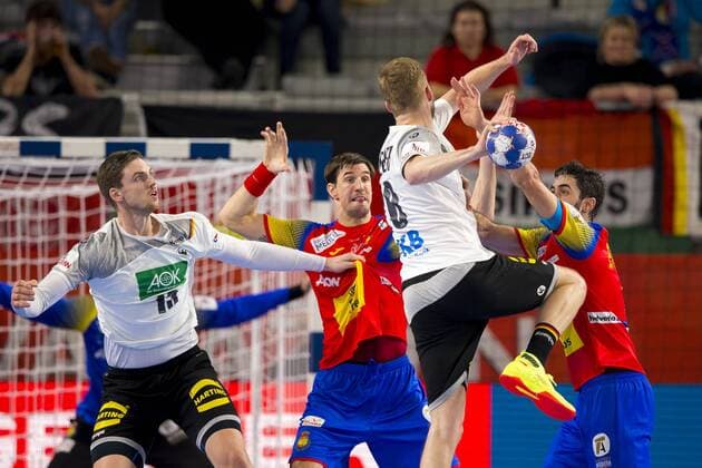 Philipp Weber Nr 20 Germany goes to the litter up against Viran Morros de Argila Nr 24 Spain and Raul Entrerrios nr 9 Spain Germany Spain round handball EHF euro 2018 24 01 18 Varazdin-Varazdin Croatia Varazdin arena Copyright: xAgentur54Gradx xJohnxGarvex