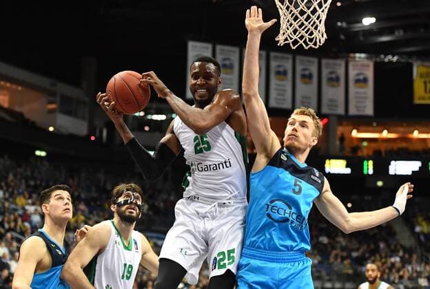 JaJuan Johnson Darüssafaka Istanbul makes the rebound right Niels Giffey ALBA ALBA Berlin Darussafaka Istanbul basketball Euro Cup 2017 2018 7Days Euro Cup Group E round 16 men men men men season 2017 2018 Berlin 24 1 2018 Mercedes Benz arena