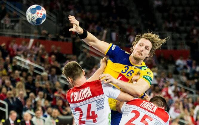 24 01 2018 arena Zargreb Zagreb CRO EHF EM gentlemen Schweden vs Norway main round group 1 in the figure of Jesper Nielsen of Sweden vs Christian OSullivan of Norway and Elvind Tangen of Norway during the main round group 1 match of the EHF men s handball European Championship between Sweden and no. rway at the arena Zargreb in Zagreb Croatia on 2018 01 24 Zagreb  EP_slo