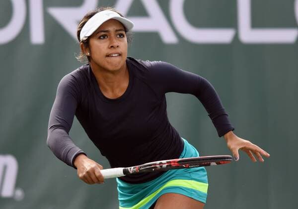 NEWPORT BEACH, CA - JANUARY 25: Sabrina Santamaria (USA) in action during the first set of a quarterfinals doubles match against Kayla Day (USA) and Caroline Dolehide (USA) during the Oracle Challenger Series tournament played on January 25, 2018 at the Newport Beach Tennis Club in Newport Beach, CA. (Photo by John Cordes Icon Sportswire) TENNIS: JAN 25 Oracle Challenger Series Icon506180125034 EDITORIAL USE ONLY