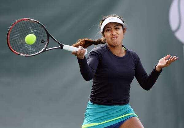 NEWPORT BEACH, CA - JANUARY 25: Sabrina Santamaria (USA) hits forehand shot during the first set of a quarterfinals doubles match against Kayla Day (USA) and Caroline Dolehide (USA) during the Oracle Challenger Series tournament played on January 25, 2018 at the Newport Beach Tennis Club in Newport Beach, CA. (Photo by John Cordes Icon Sportswire) TENNIS: JAN 25 Oracle Challenger Series Icon506180125044 EDITORIAL USE ONLY