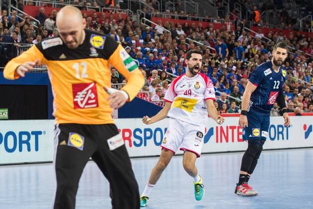 180126 French malvakt Cyril Dumoulin after mal by Spain s Ferran Sole Sala during semi-final between between France and Spain in the European Handball CHAMPIONSHIP January 26, 2018 2018 in Zagreb  Copyright: FREDRIKxVARFJELL BB180126FV026