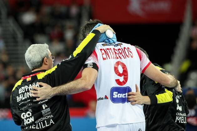 HANDBALL - EHF EURO 2018, FRA vs ESP ZAGREB,CROATIA,26.JAN.18 - HANDBALL - EHF European Championship EM Europameisterschaft semifinal, France vs Spain. Image shows the team doctor and Raul Entrerrios (ESP). GEPAxpictures xMaticxKlansek