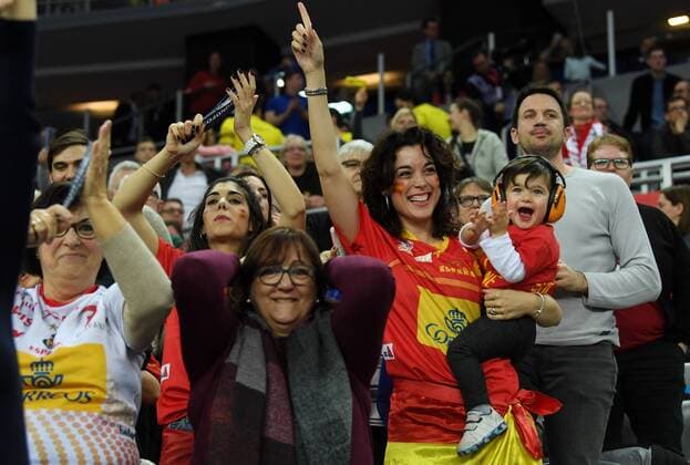 European Handball Championship, semifinal, France - Spain, Spanis tem with their families 26.01.2018., Arena Zagreb, Zagreb, Croatia - 2018 European Men s Handball Championship, semifinal, France - Spain. Spanish players celebrate victory with their families, wifes and children.  MarkoxLukunic PIXSELL